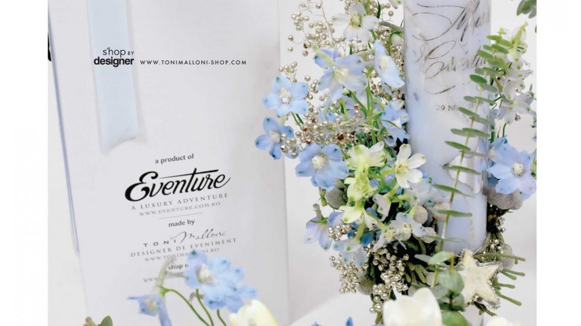 Lumanare botez scurta cu flori naturale delphinium si folie argintie personalizata 9
